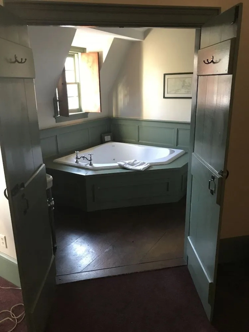 The Red Lion Inn Resort 1704