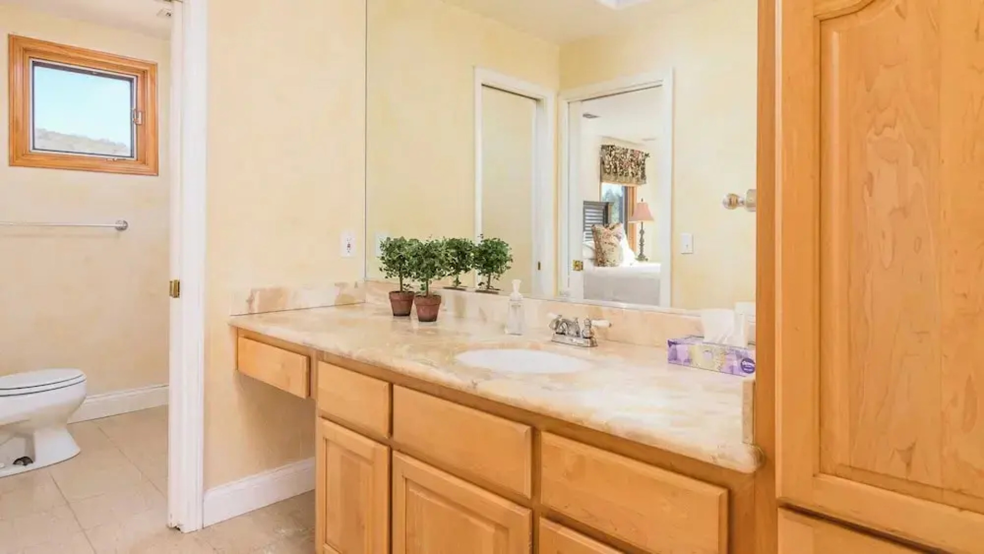 Two Estates w/ Pools, Hot Tubs, Game Rooms, Valley Views & Tennis Court Near Beaches & Wineries