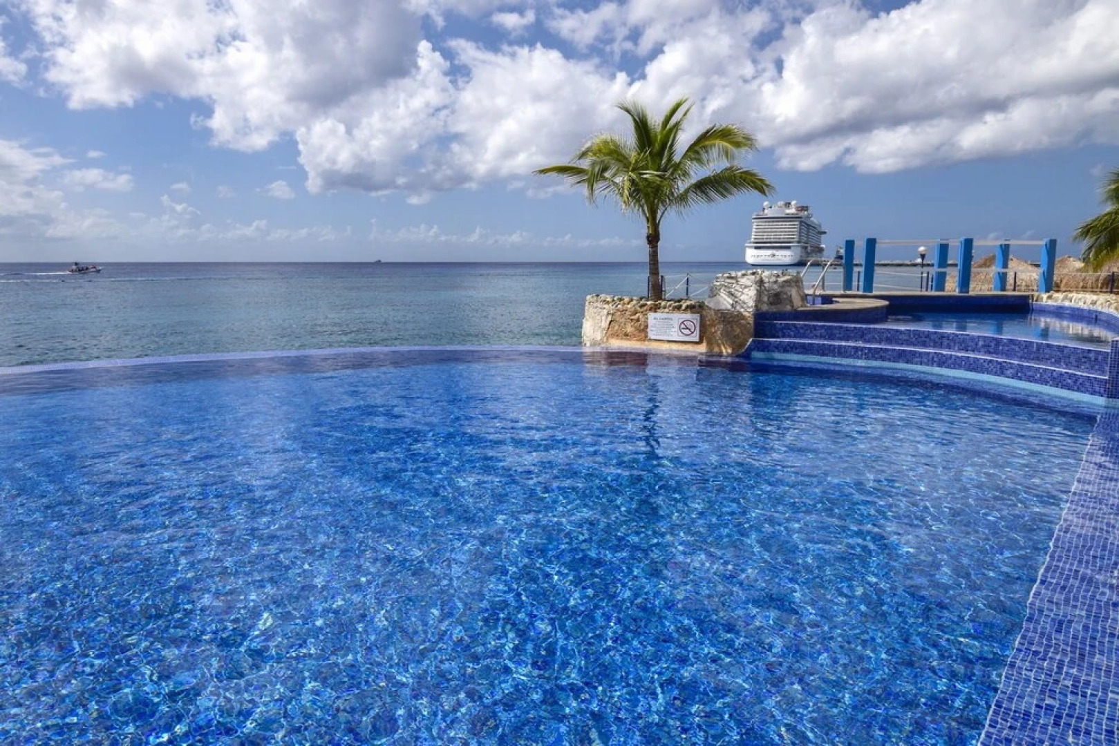 El Cantil Condominiums