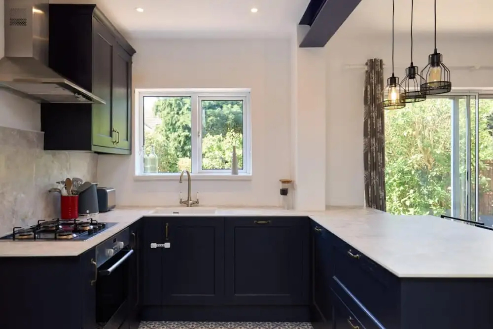 The West Byfleet Place - Modern 3bdr Flat With Garden