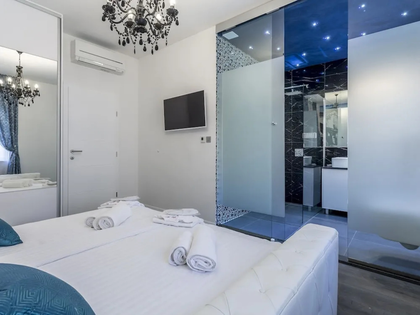 Fabuluous Villa with Private Pool, Garden, Hot Tub