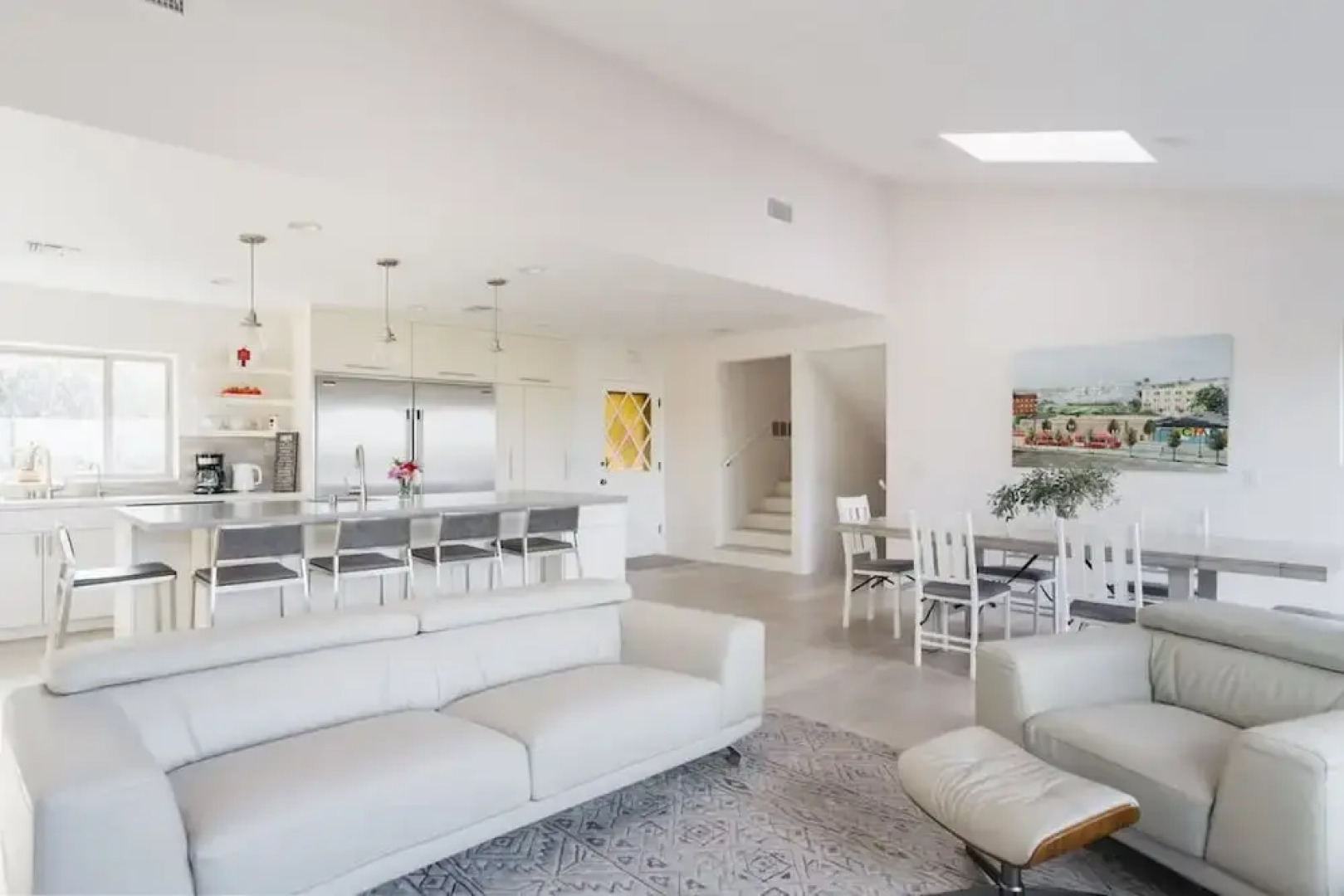 Spacious and Bright 5-bedroom Oasis Pool and Yard