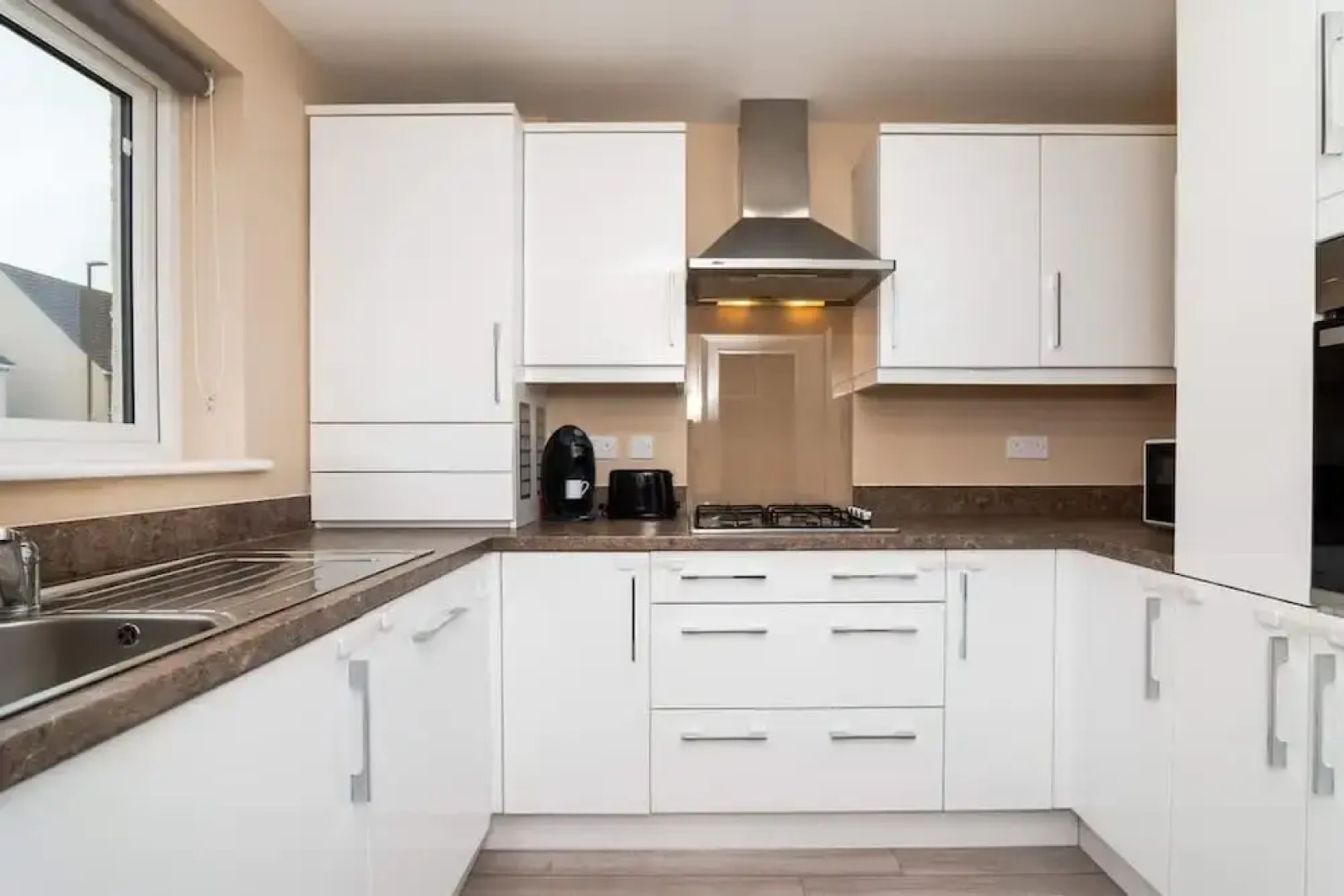 3 Bedroom House-private Parking