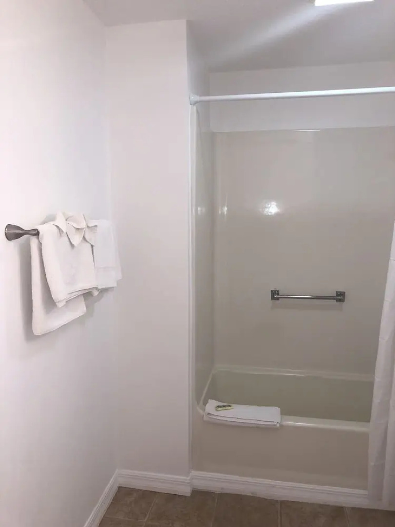 Spinnaker Inn of Naples