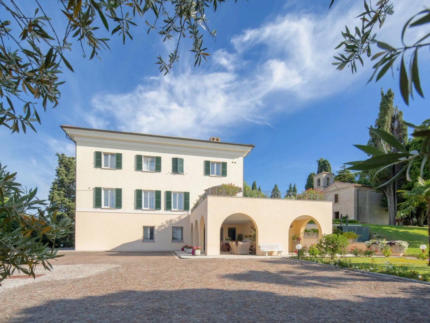Splendid Villa in Macerata With Pool & Views