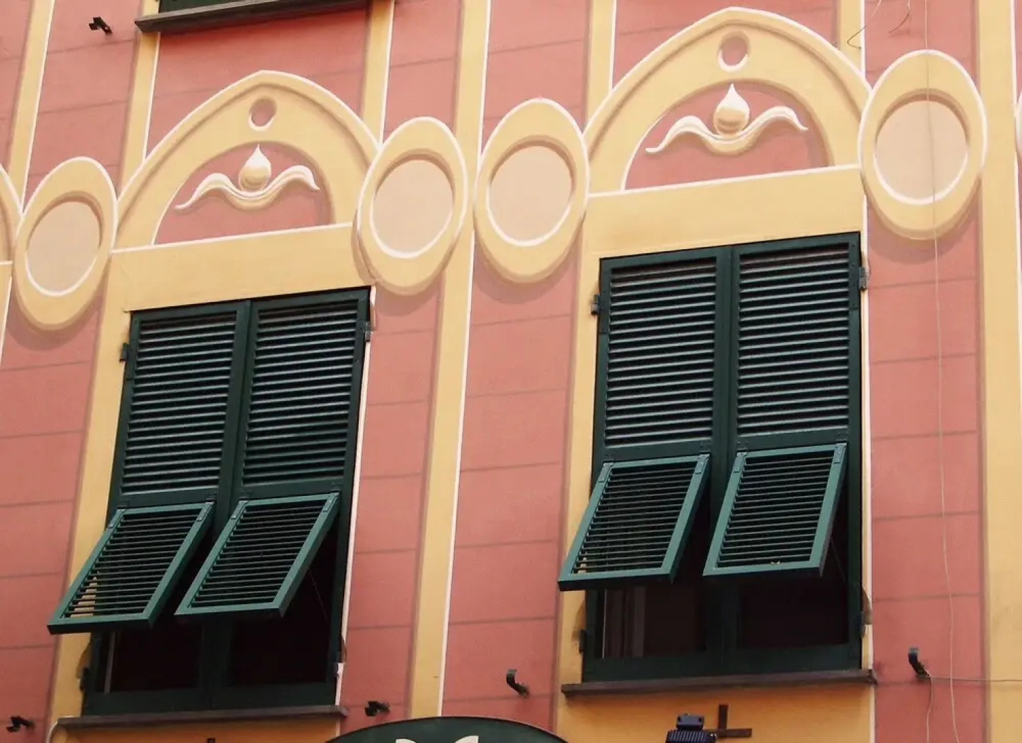 Elegant and Roomy Apartment on the Hill of Chiavari, Calm Relaxation Assured