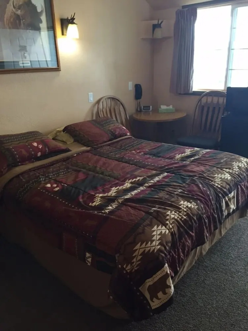 Going-To-The-Sun Inn & Suites