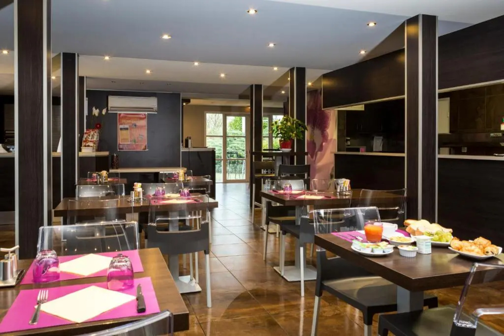 inital by balladins Lyon Chanas