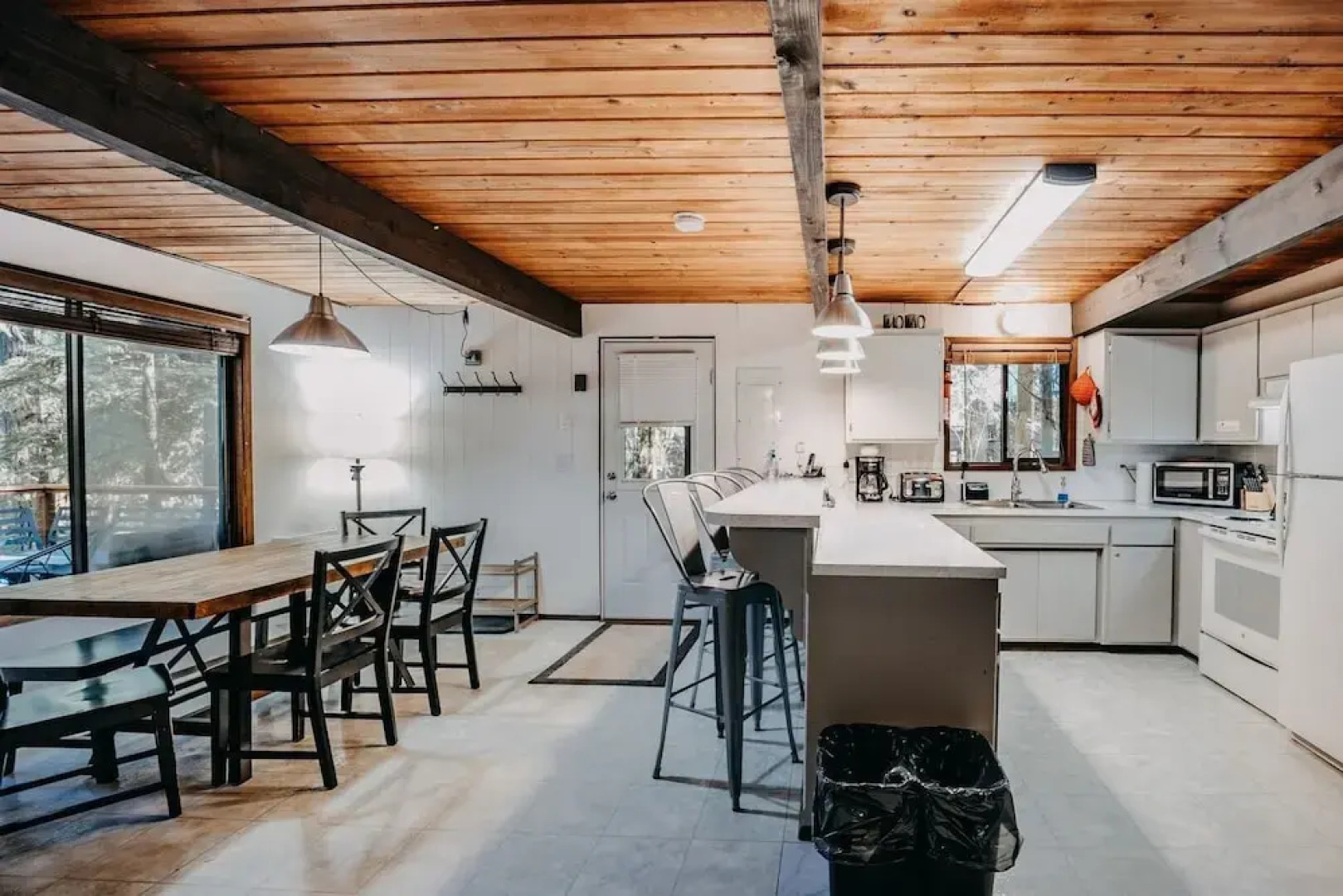 98sl - Hot Tub - Bbq - Pets Ok - Wifi - Sleeps 6 2 Bedroom Home by RedAwning