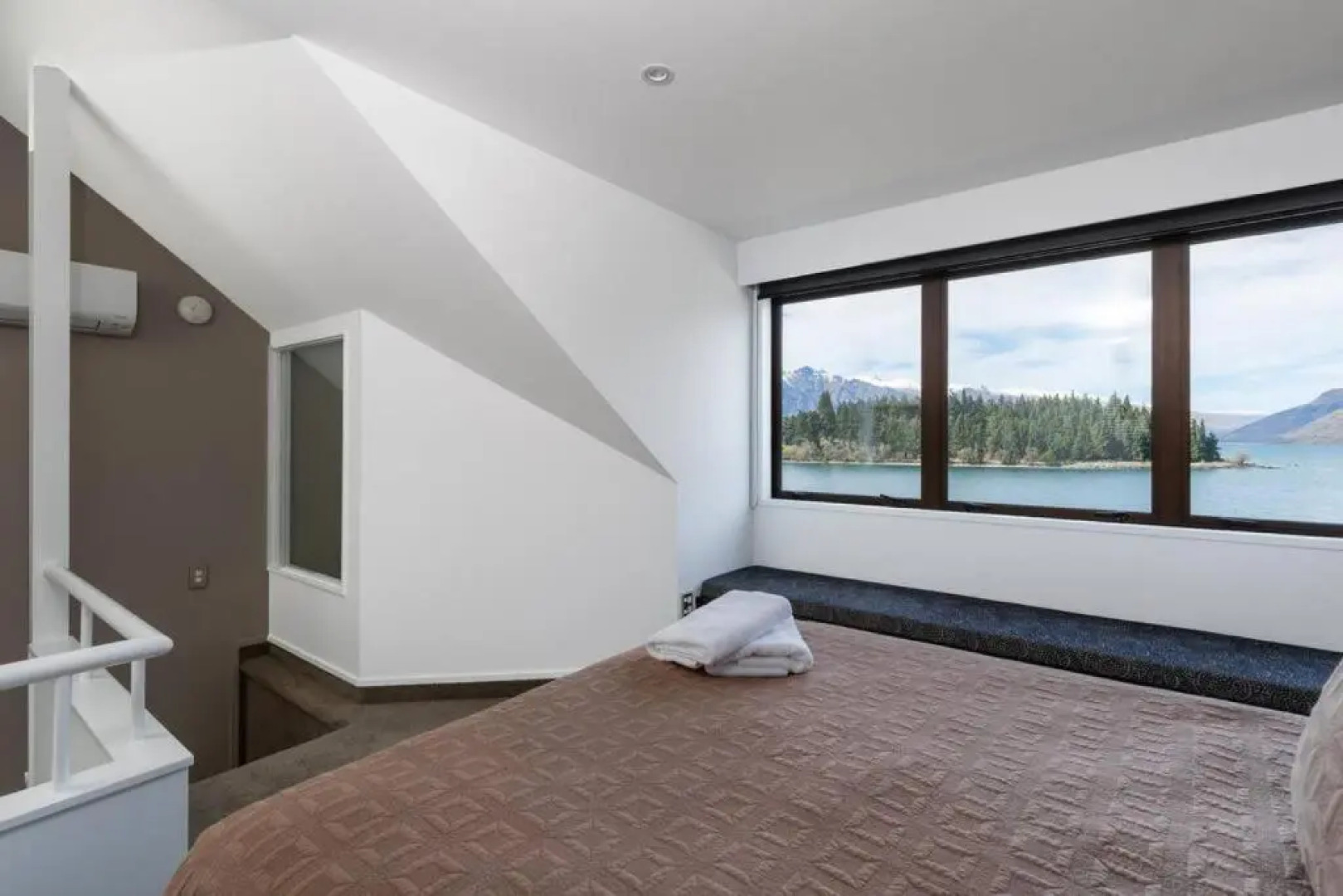 The Lodges 9 - Lake Front Views and Walk to Town