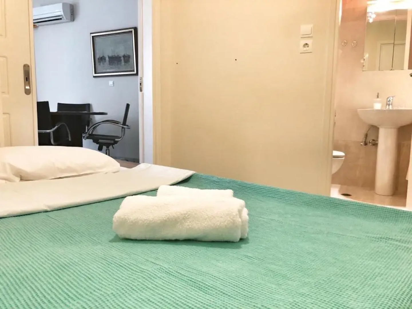 Seaview 2nd flr. apt. next to the beach, wifi,a/c,p/c media.