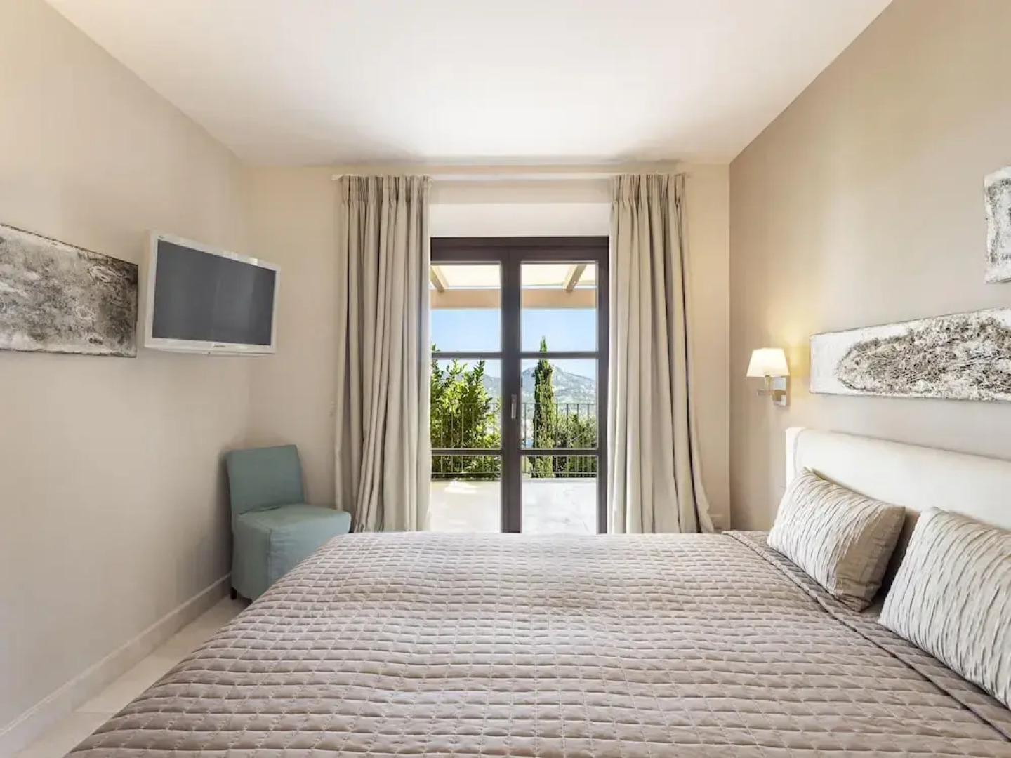 Majestic Villa With Harbour Views