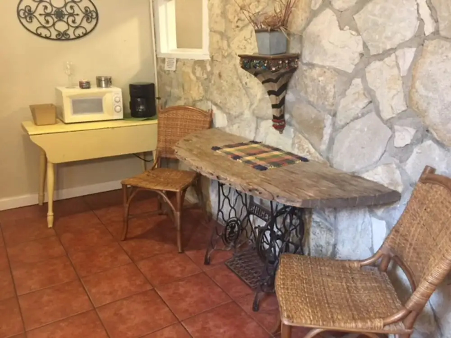 The Historic Leakey Inn