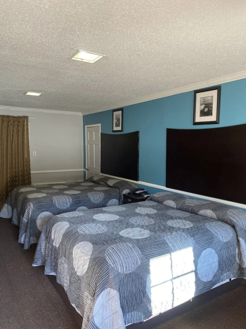 Colonial Manor Motel