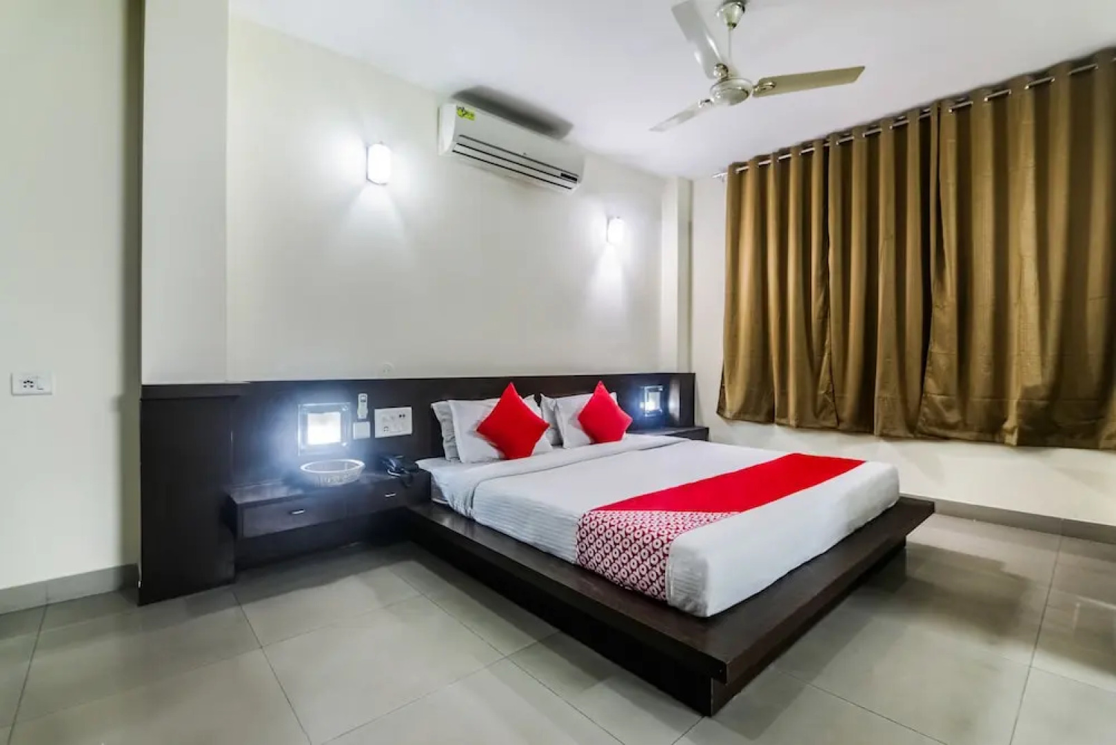 OYO 26683 Earl Grey Hotel