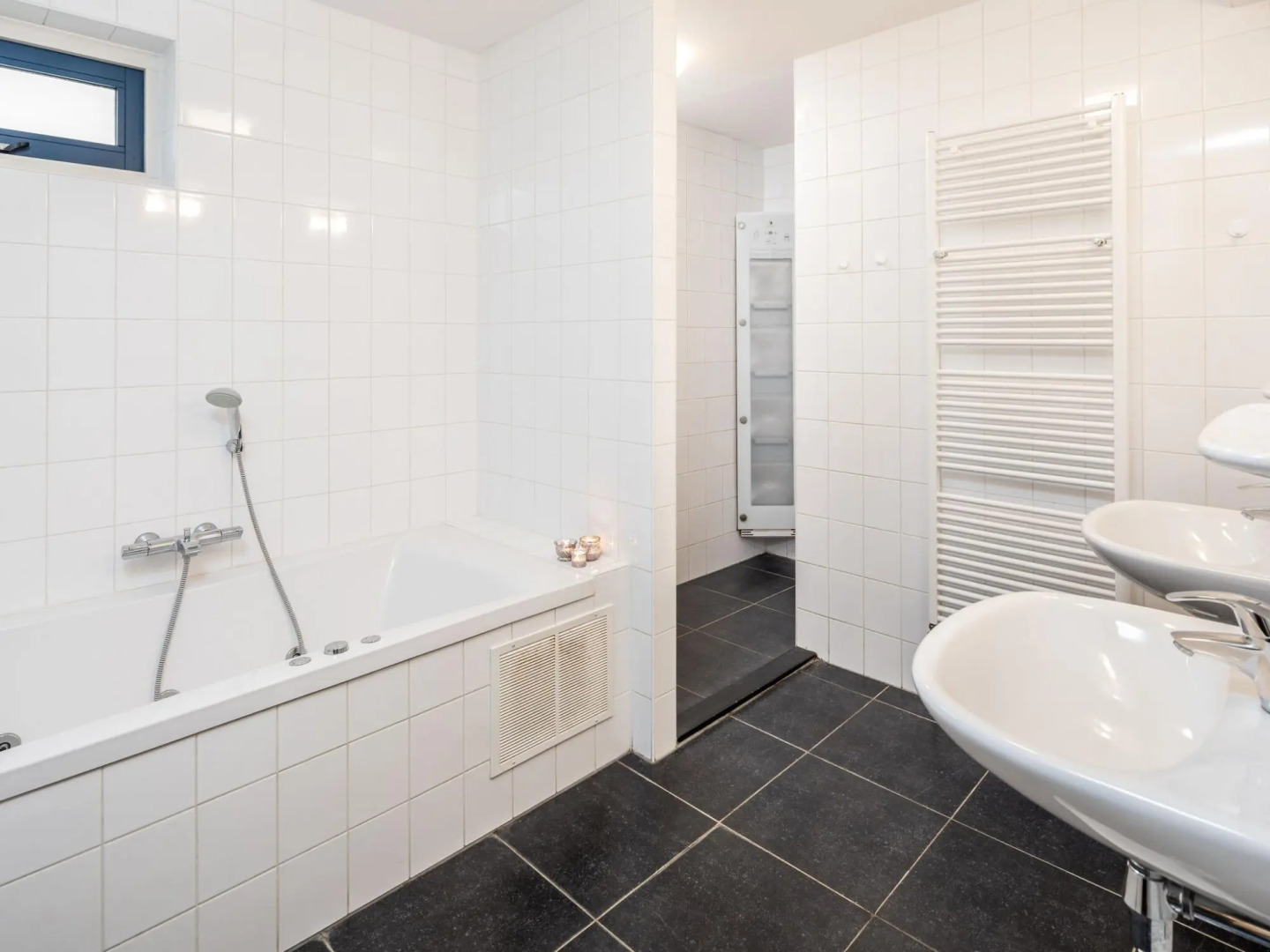 Comfy Holiday Home in Hooghalen with Bubble Bath