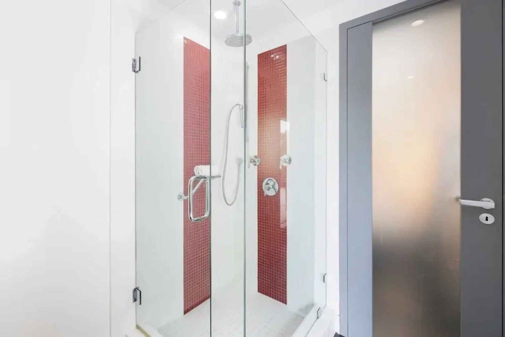 Steps to Beach+shops, Oceanview, Hot Tub+firepit Moonlight Modern by Avantstay