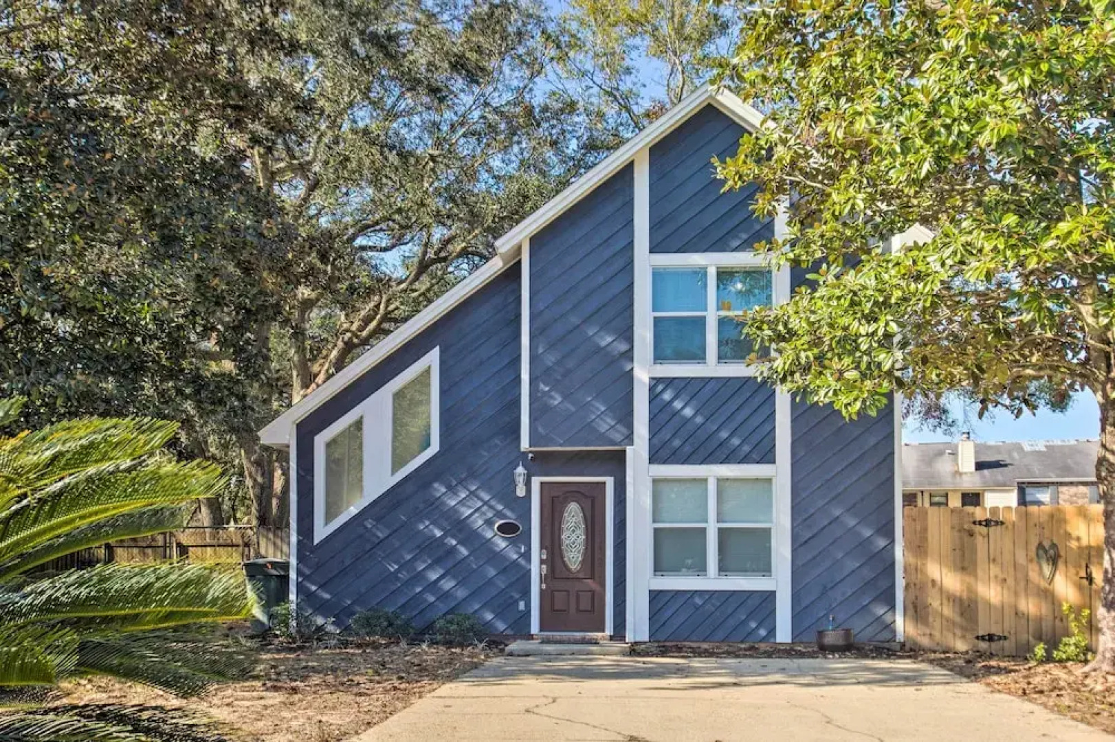Pet-friendly A-frame Retreat Near Dtwn + Beaches!