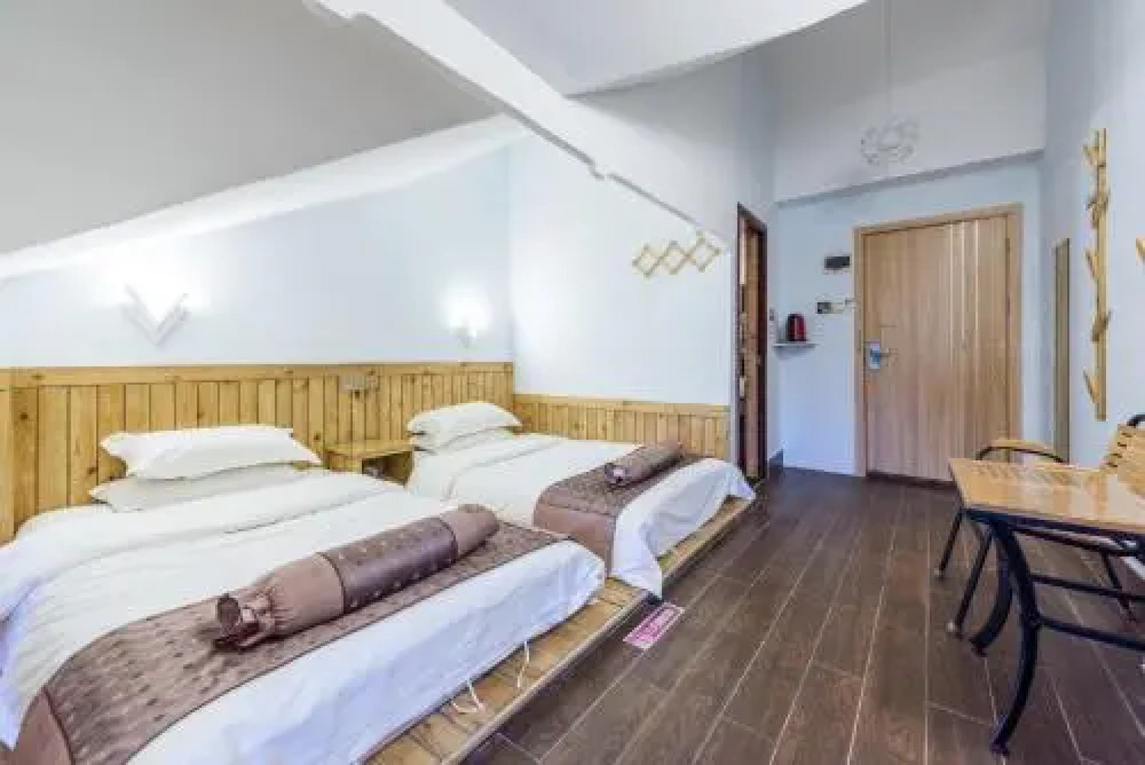 Libo Moon in Mountain Inn