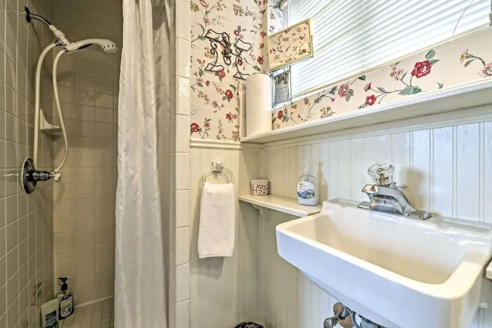 The Lilly House: Historic Glen Rose Home w/ Porch!