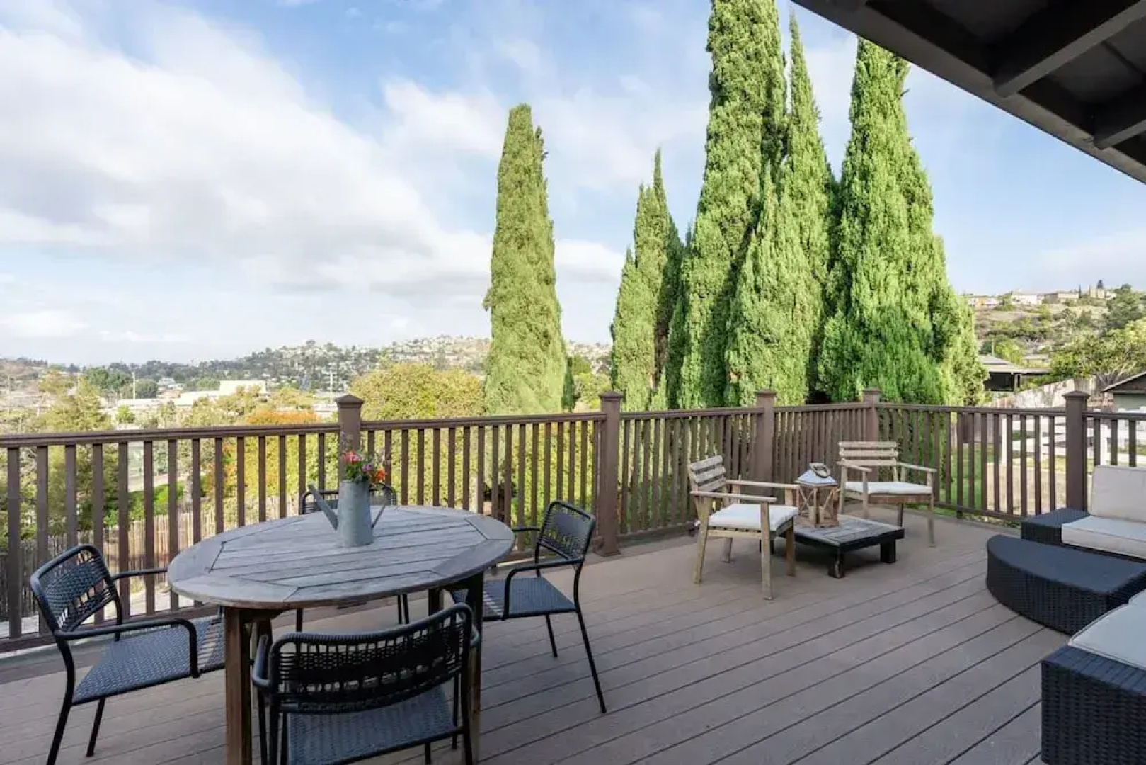 Spacious and Bright 5-bedroom Oasis Pool and Yard
