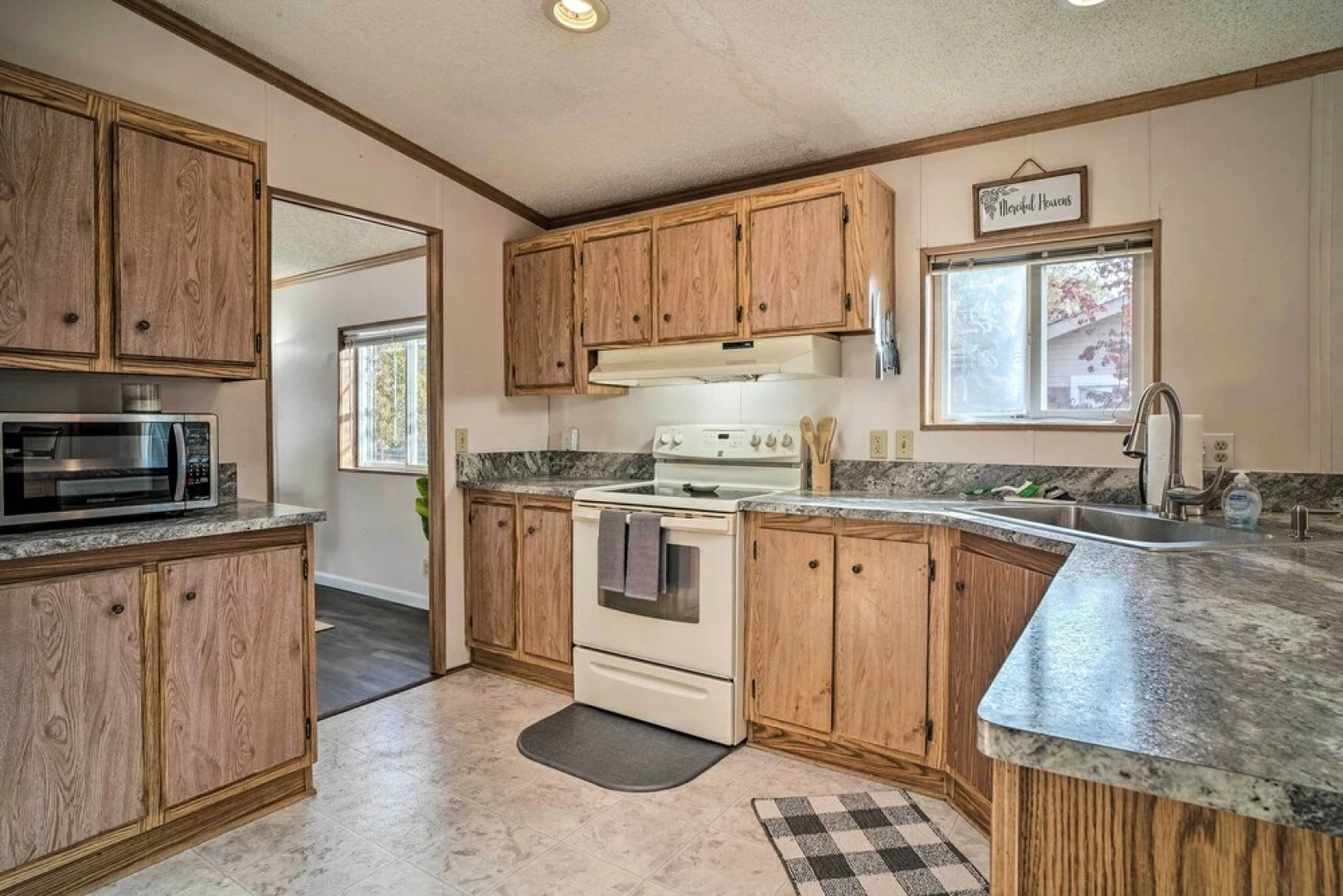 Charming Grants Pass Home w/ Large Backyard!