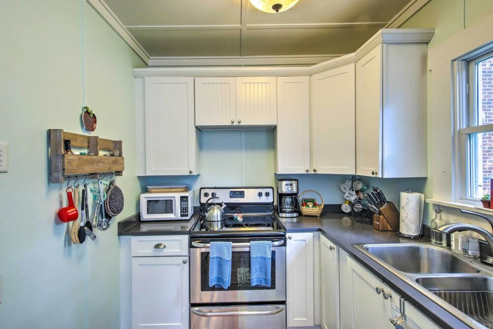 Crystal Lake Cottage: Kayaks & Fire Pit!