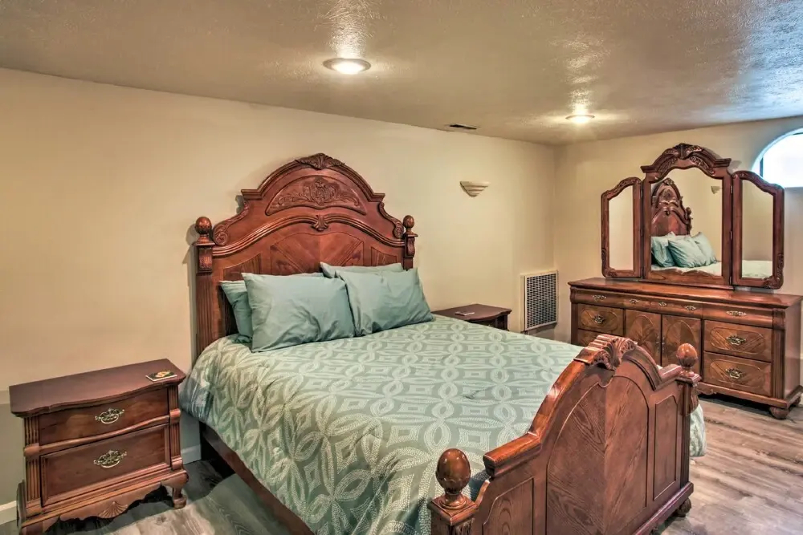 Peaceful Family Home w/ Deck: 3 Mi to Dtwn Spokane