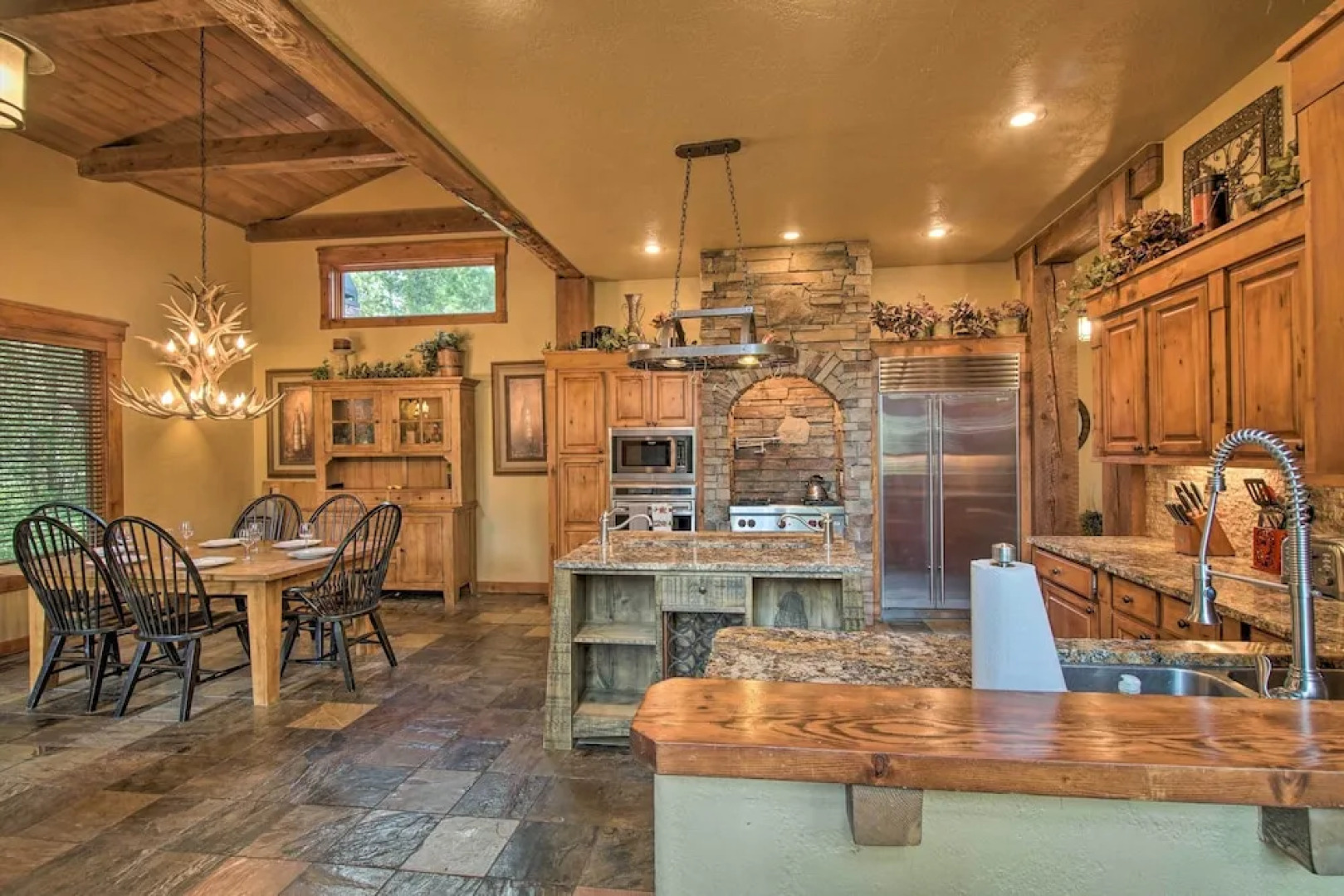 Luxe Mccall Cabin w/ Hot Tub ~ 8 Mi to Skiing