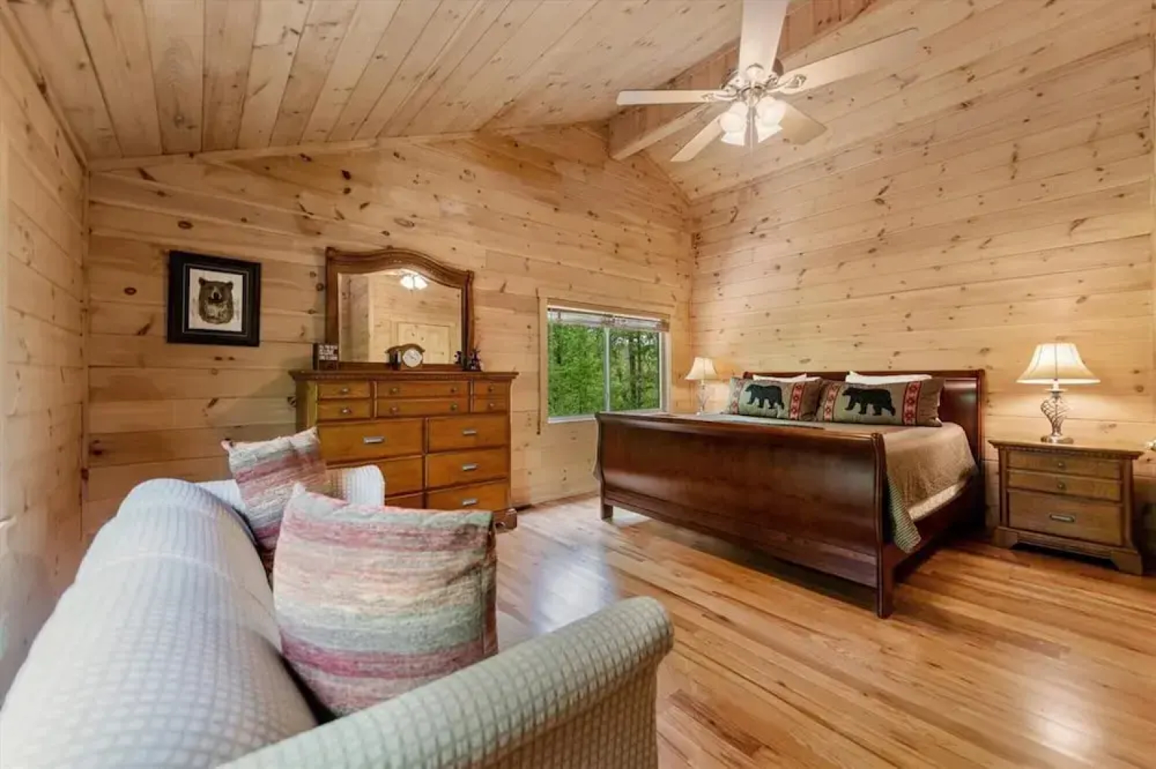 Firefly-pristine Mountain Cabin With hot tub Screened Porch Fire pit Wifi
