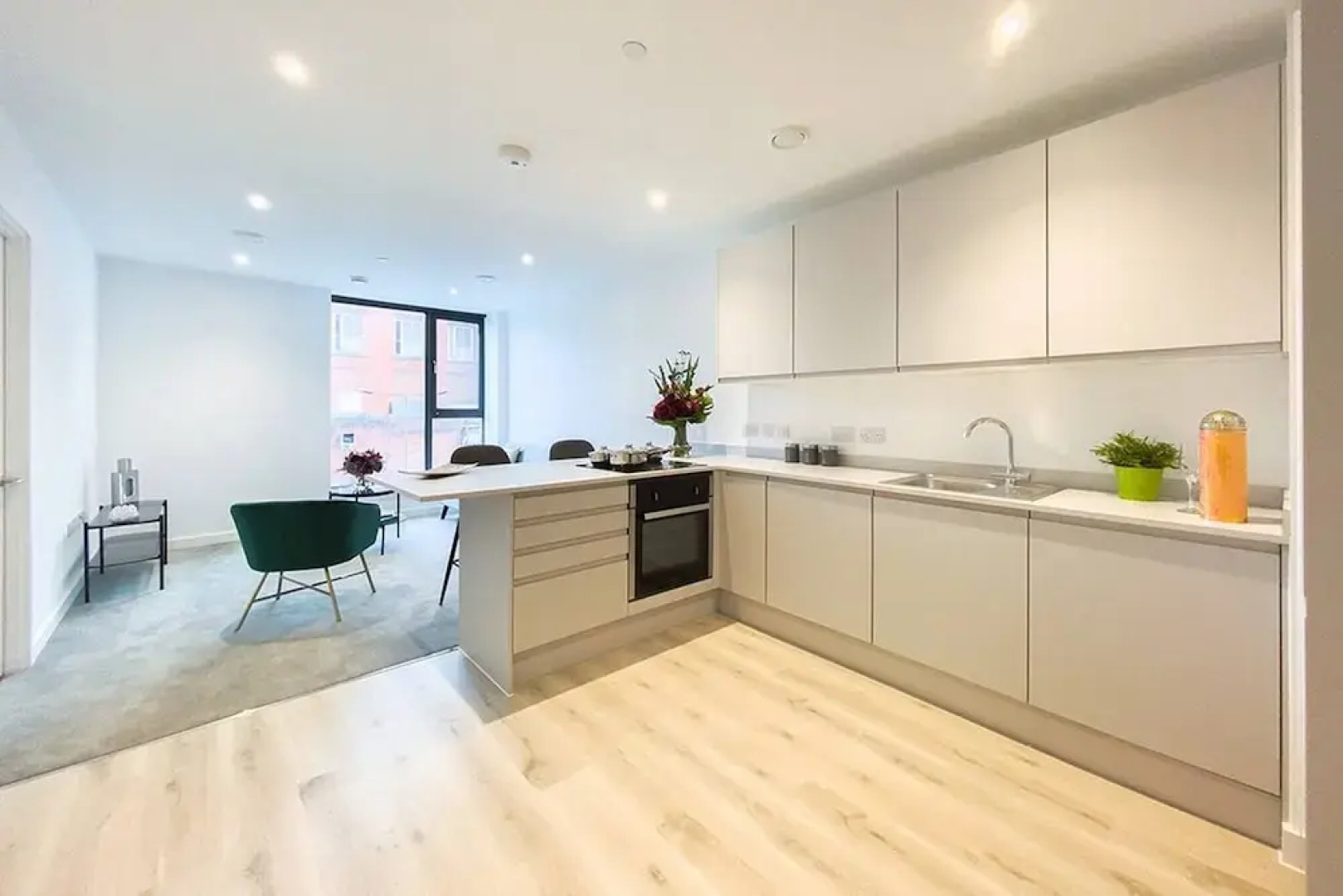 Lakeside - Central Apartment - Free Parking - Cinema Room