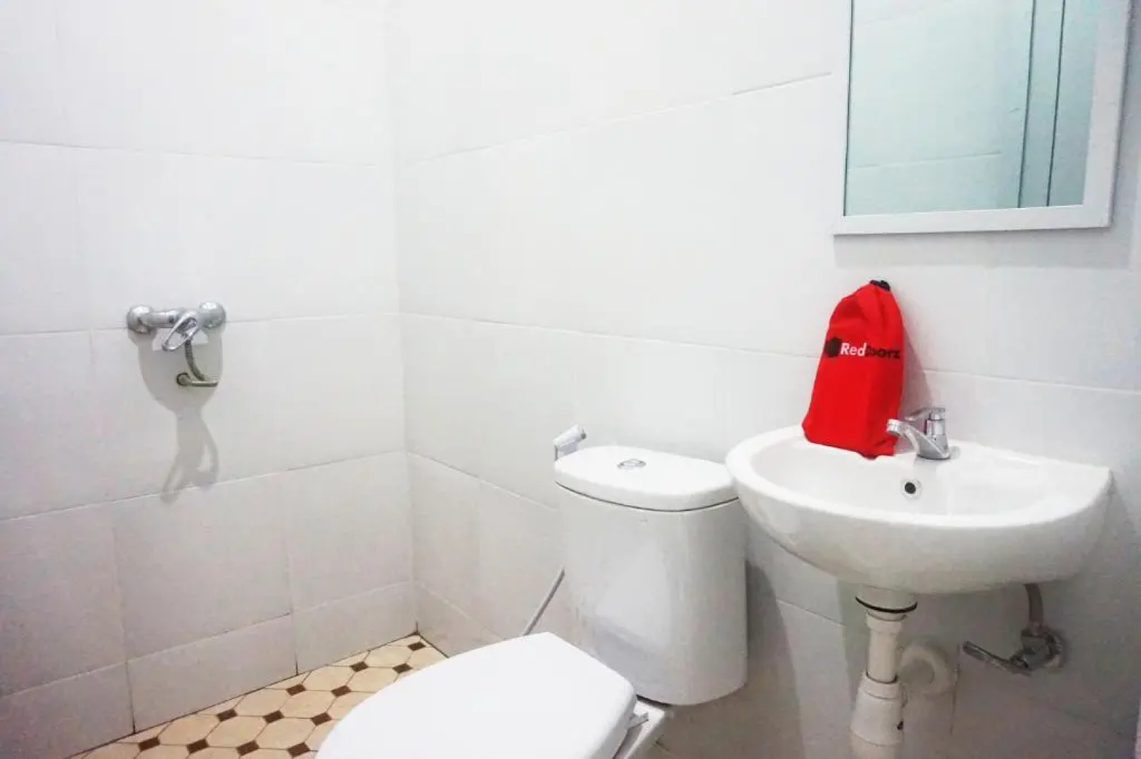 RedDoorz @ Jalan Tanjung Blitar