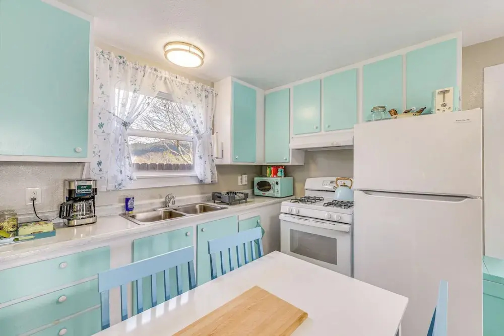 Cozy Norcal Cottage: 2 Mi to Redwoods & Beaches!