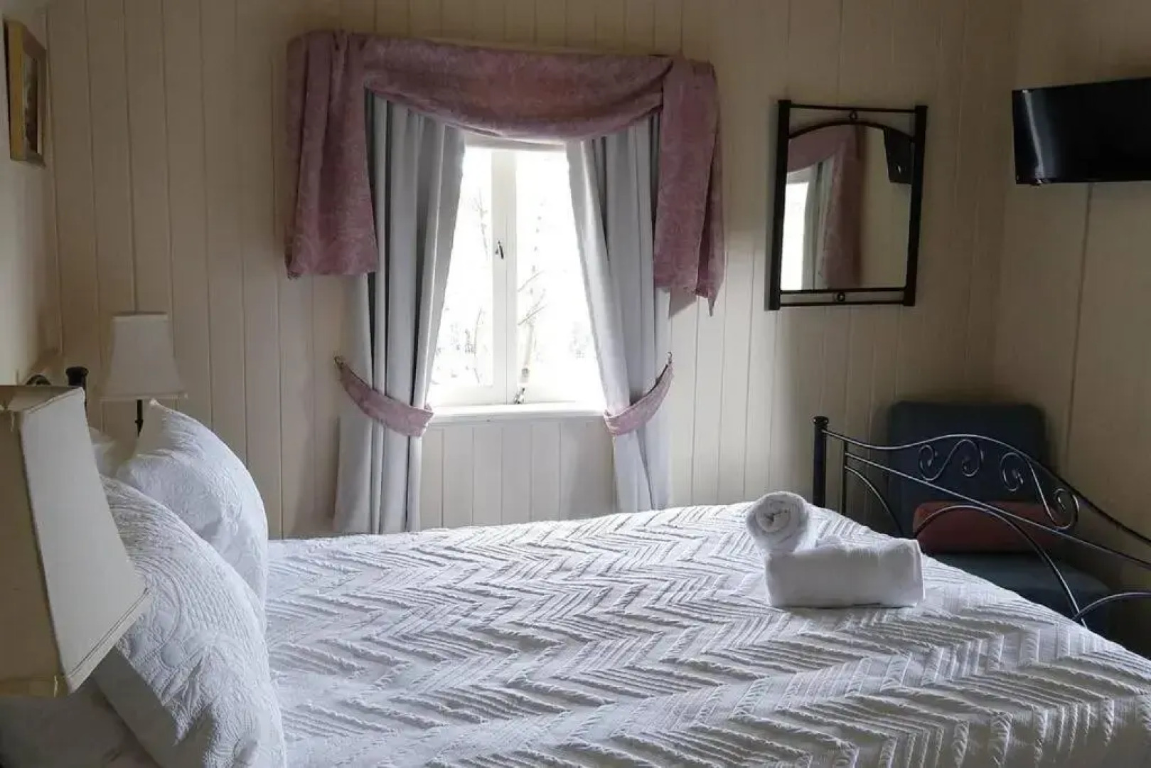 Amiens Cottage. Queenslander, charming, central.