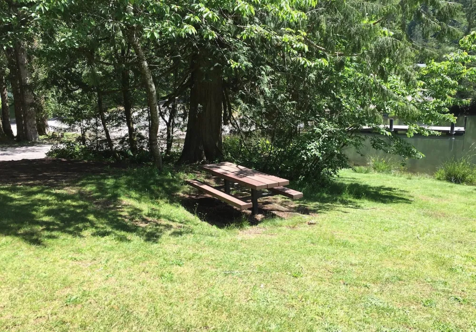 83MF - Lakeside - Hot Tub - WIFI - BBQ - Dock - Sleeps 4 NO PETS