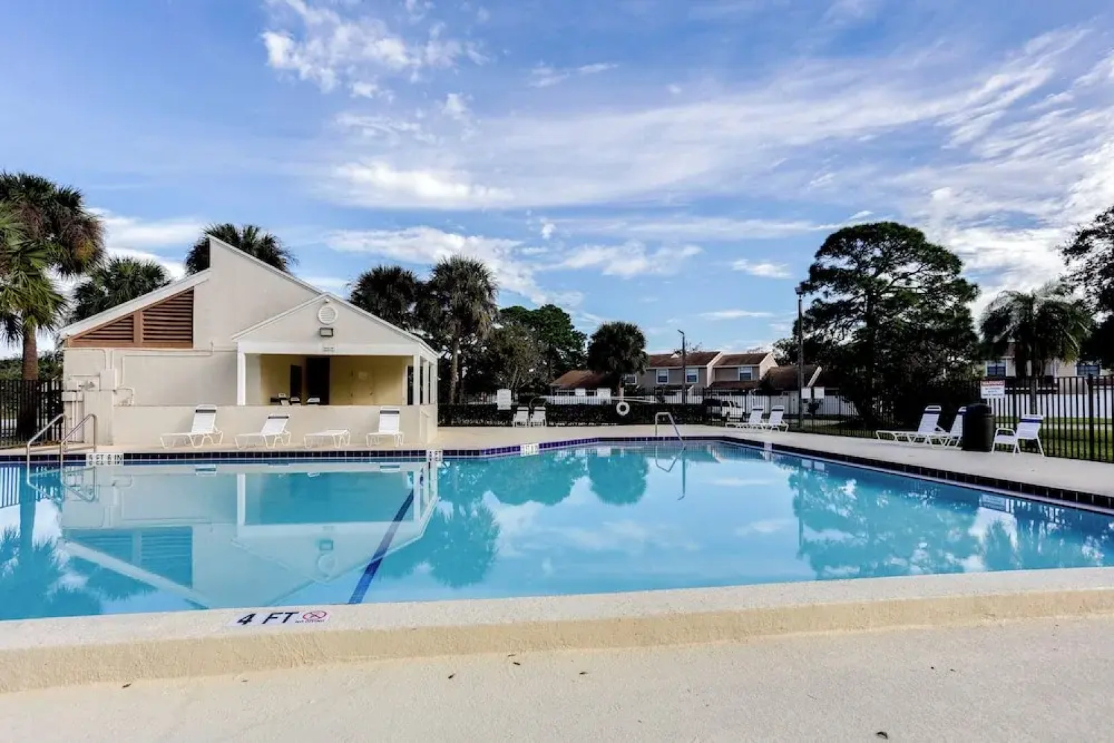 5 Mi to Beach: Jupiter Townhome w/ Pool Access
