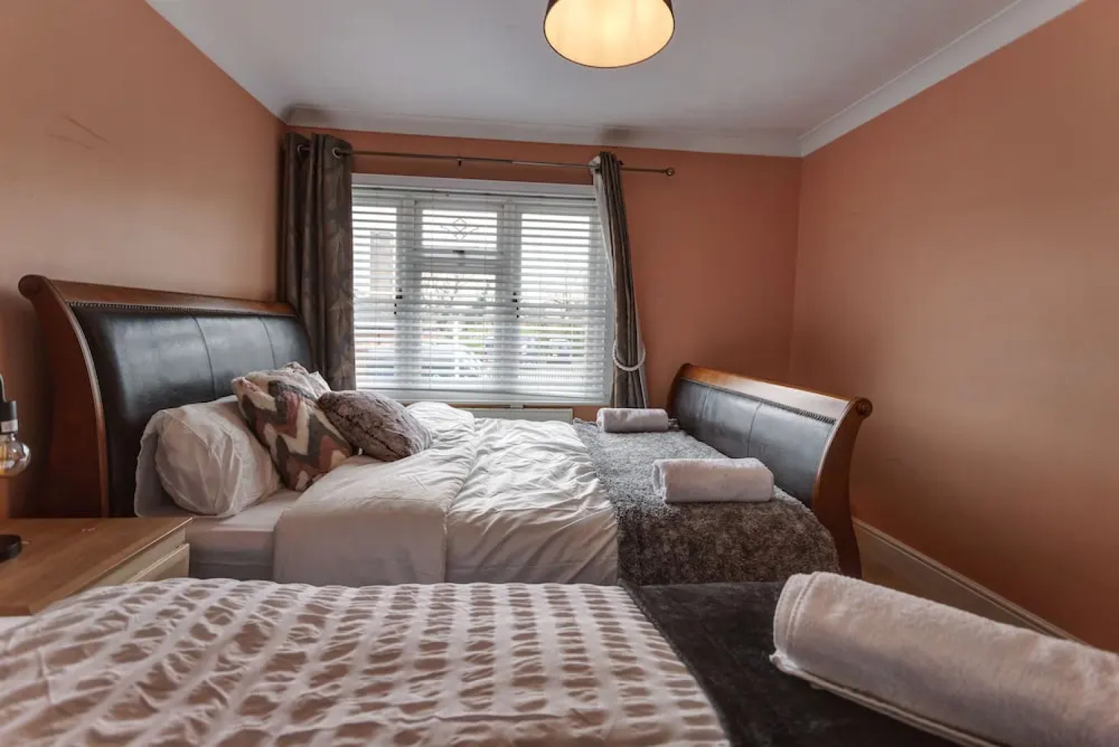 3-bed House, Sleeps 6, Free Parking,wifi