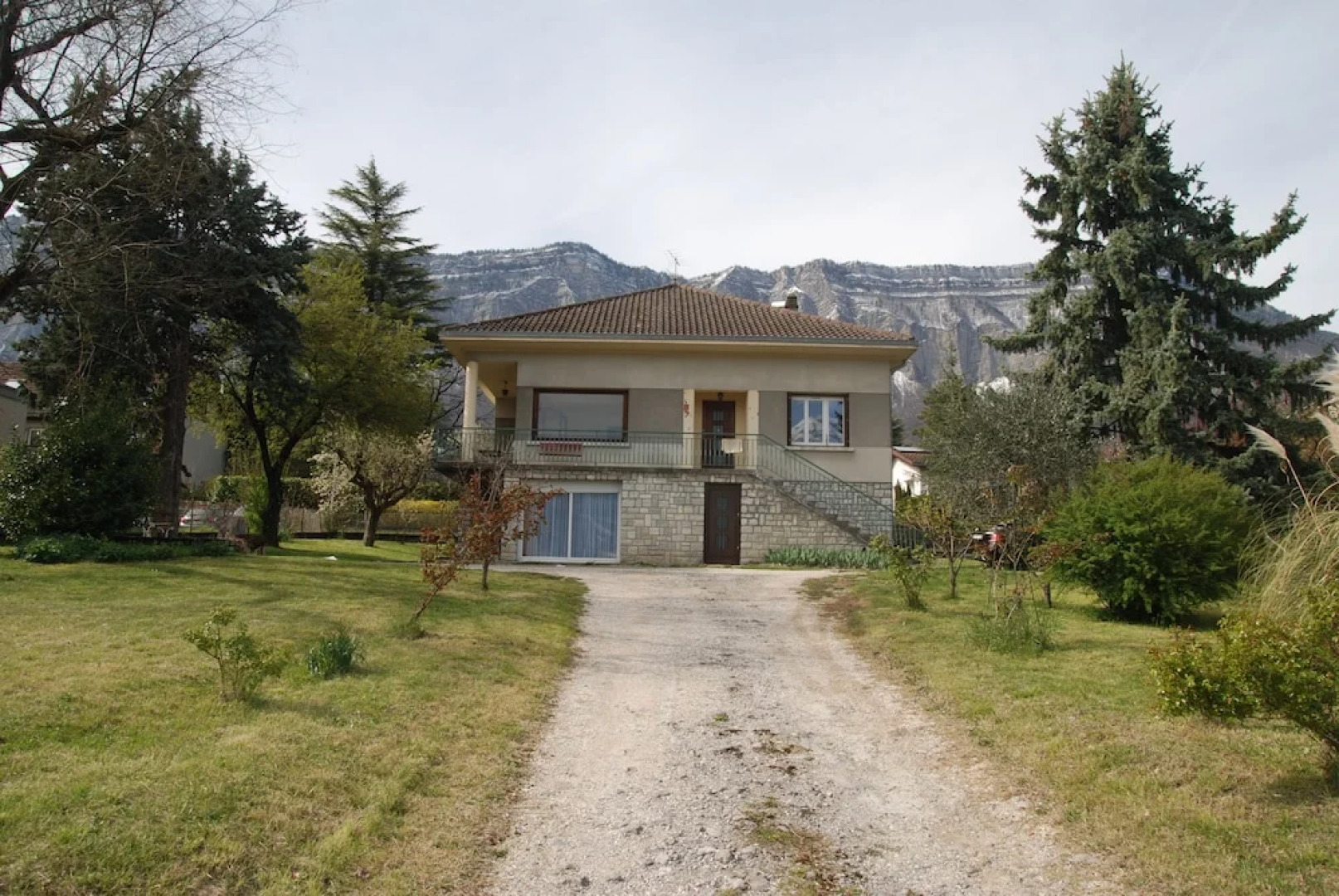 Comfy home for group and family. Wonderful view!