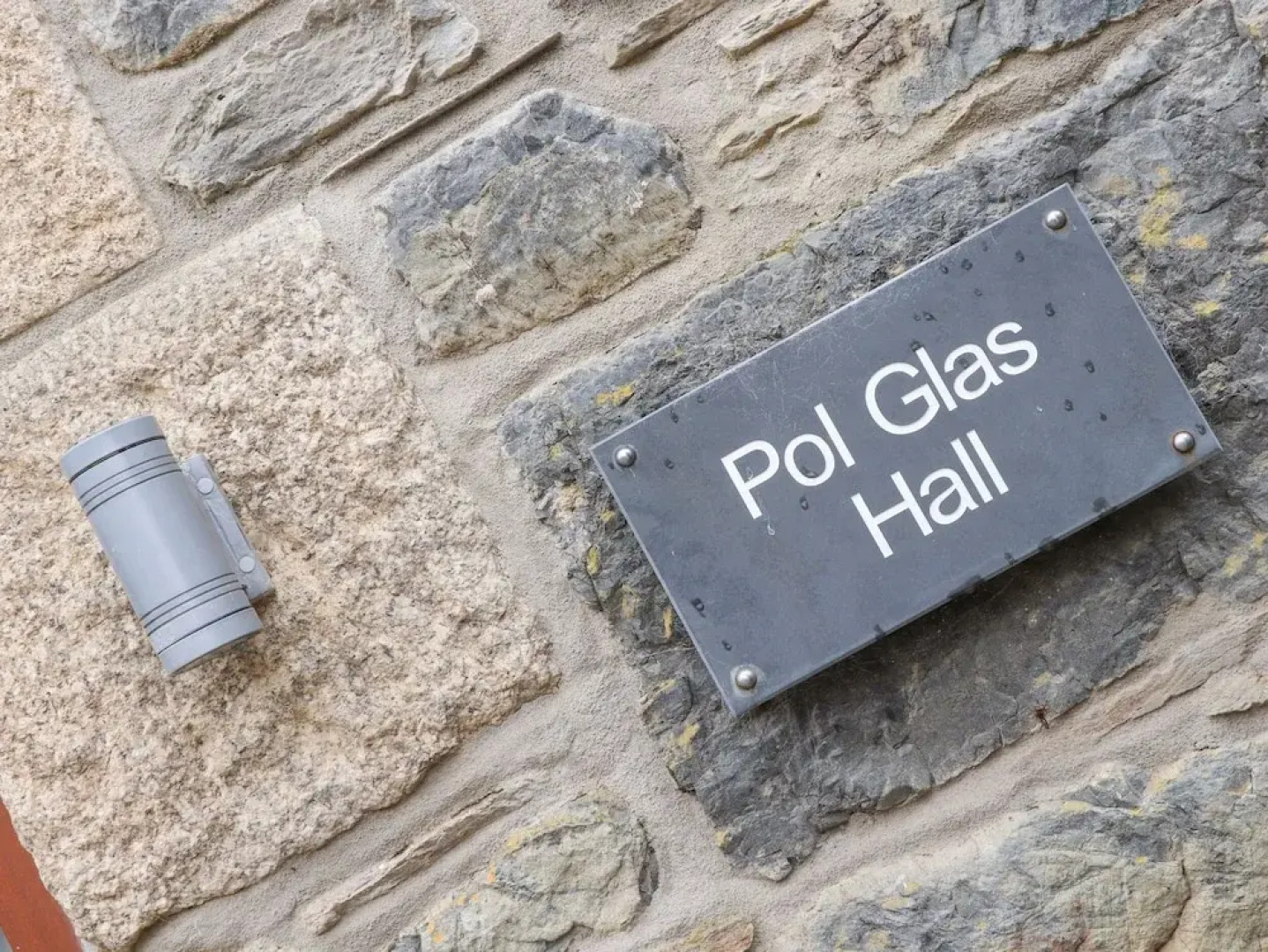 Pol Glas Hall