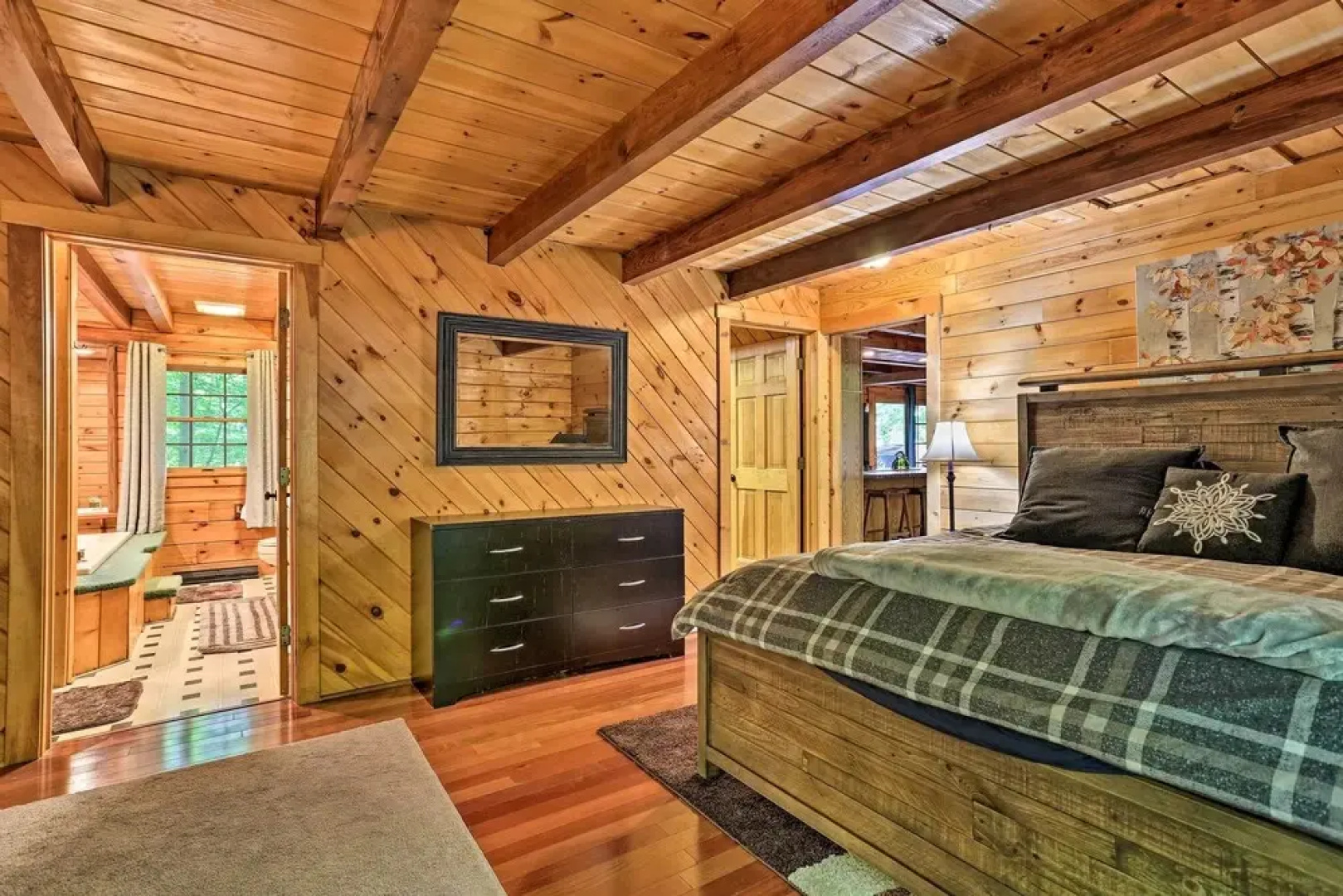 Spacious Cabin, 1 Block to Locust Lake Beach!