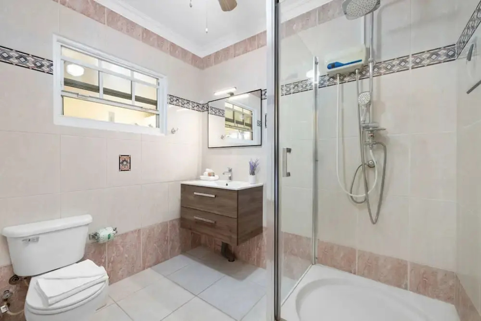 Cozy Central 4br3ba Home w Pvt Pool Largegarden