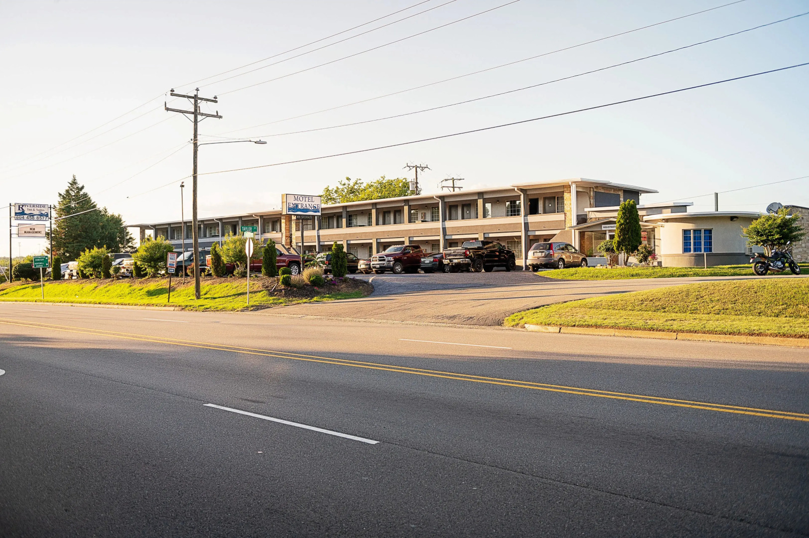 Riverside Inn and Suites