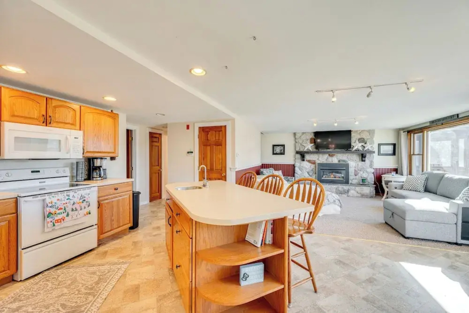 1 Mi to Story Land: Spacious Home w/ Mtn Views!