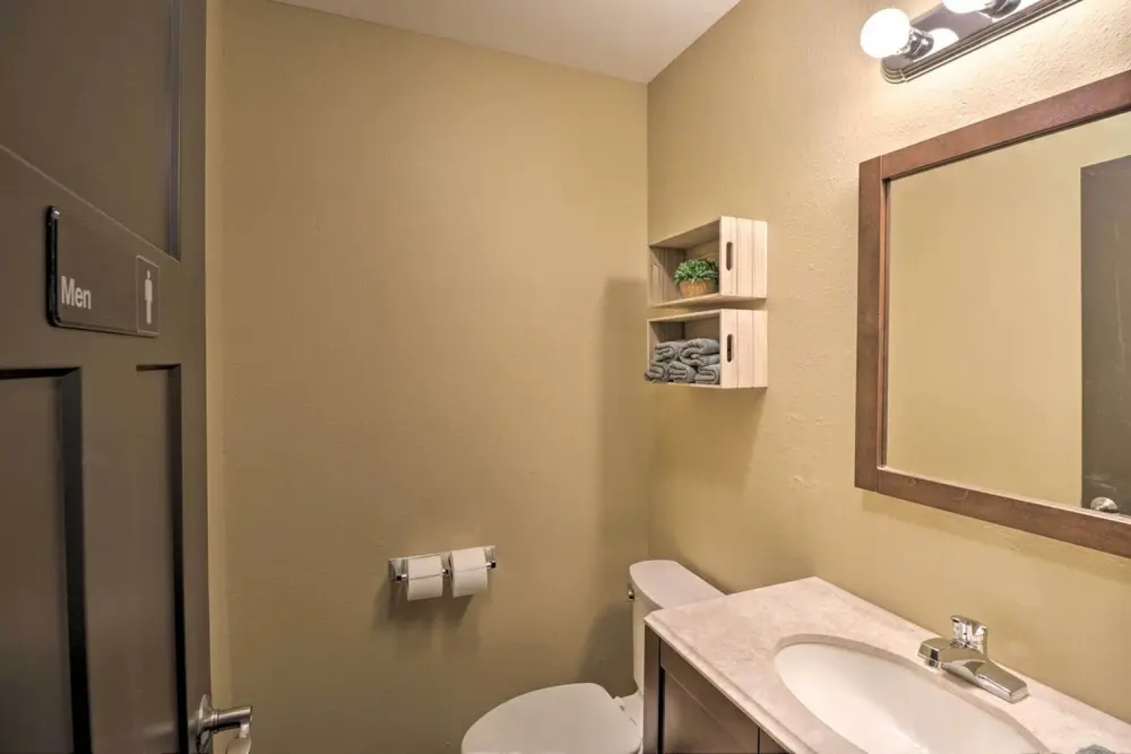 Roomy Multi-family Retreat in Dtwn Mountain Home!