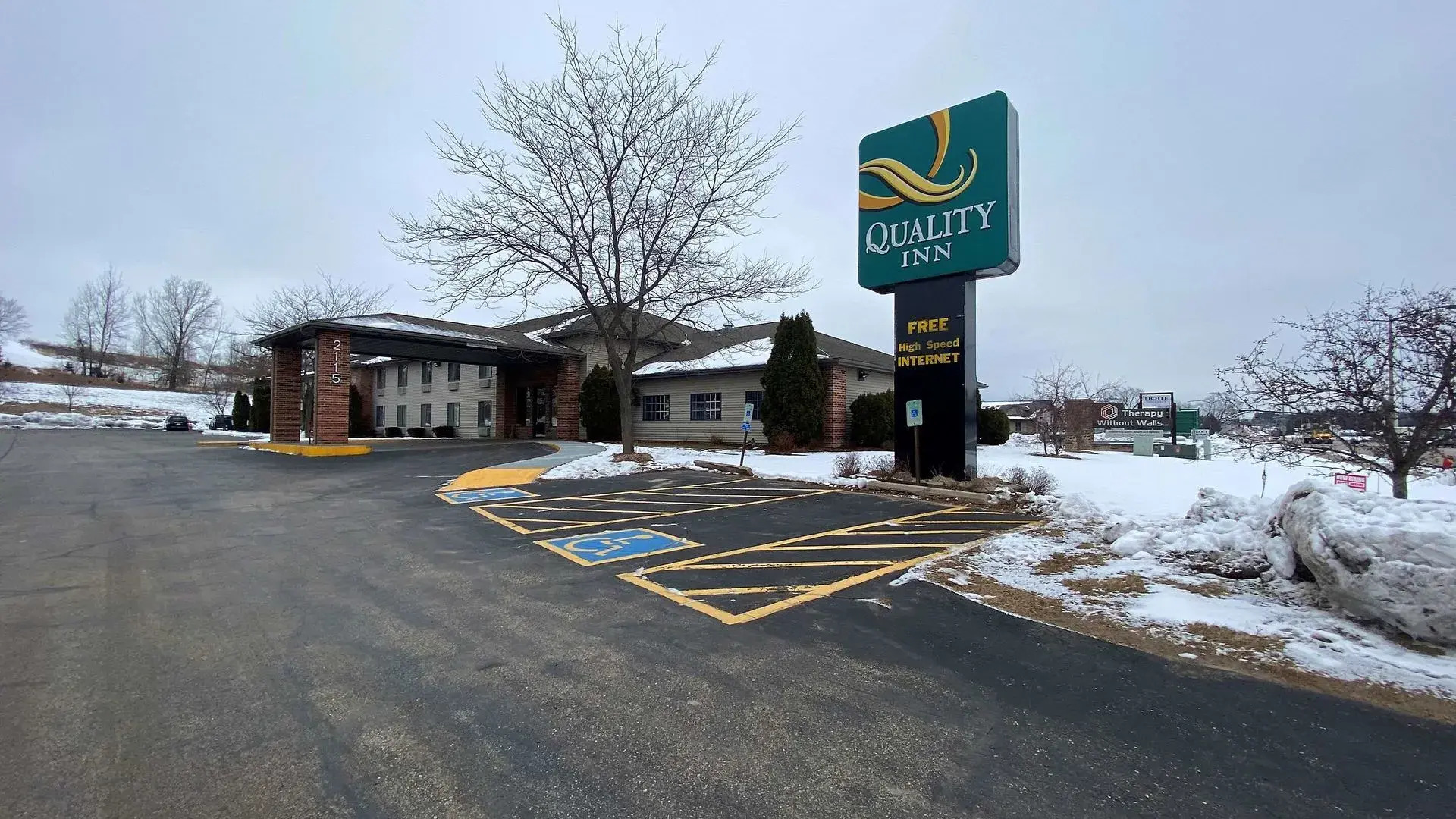 AmericInn by Wyndham Reedsburg