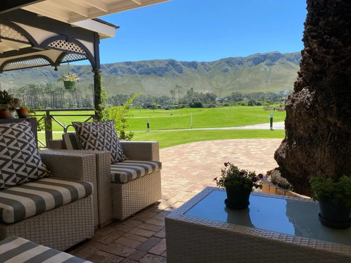 19th Hole Guest Lodge