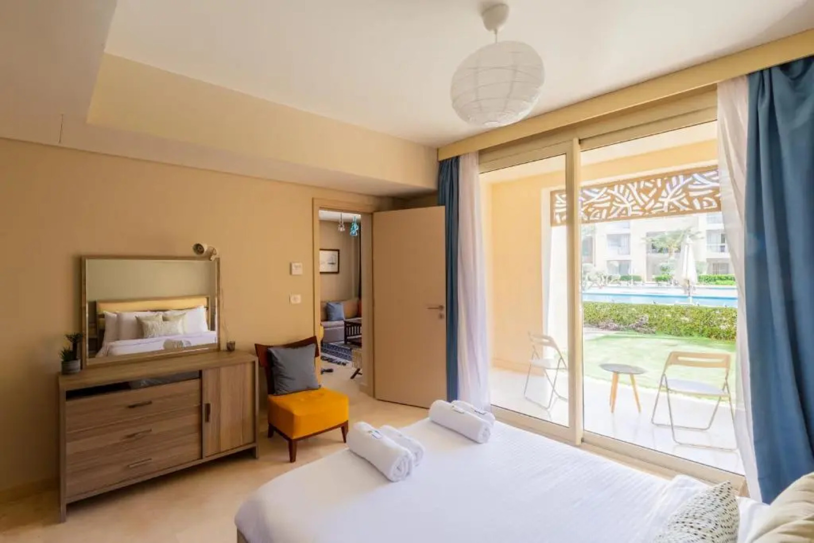 Jazzy 1BDR w Outdoor Pool View Terrace Free Pool & Beach Access