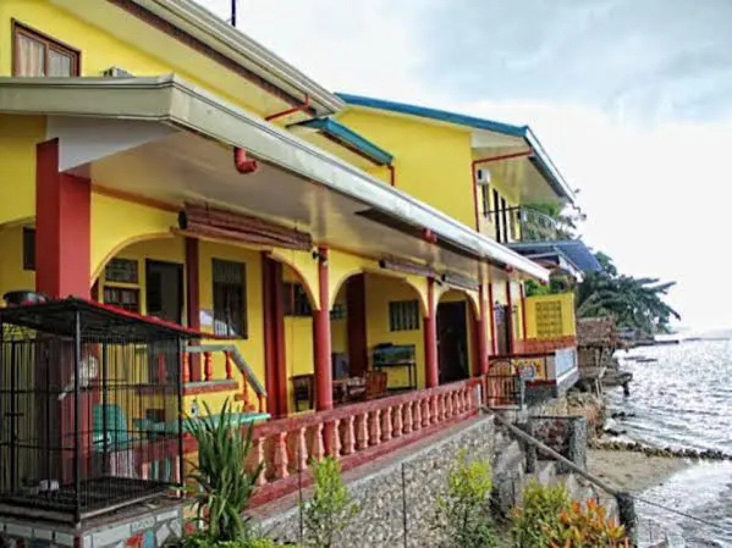 Capt. Hook's Red Parrot Inn