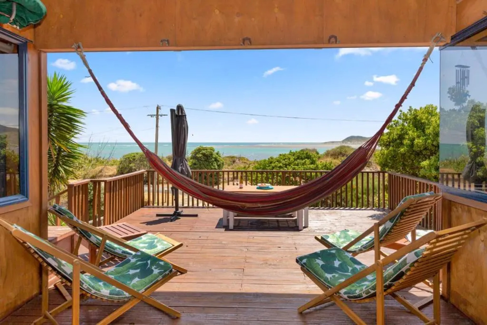 The Big Round Window - Raglan Holiday Home