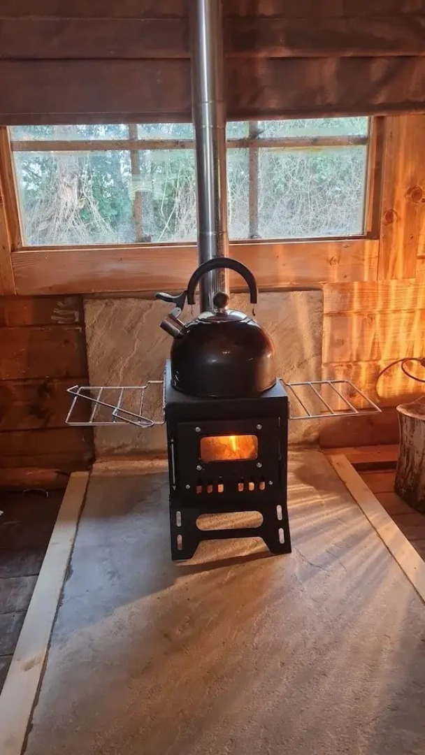Hobbit Haven Hot Tub and Countryside Bliss